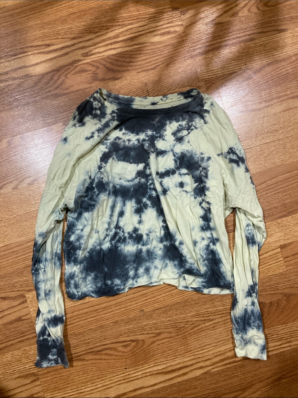 Women's Tie-Dye Long Sleeve Crop Top in Black and Cream